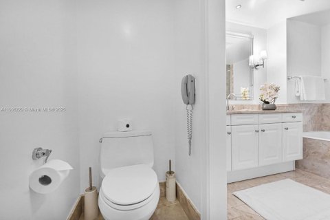 Condominio en alquiler en Miami, Florida, 2 dormitorios, 180.79 m2 № 2012534 - foto 19