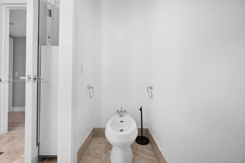 Condominio en alquiler en Miami, Florida, 2 dormitorios, 180.79 m2 № 2012534 - foto 18