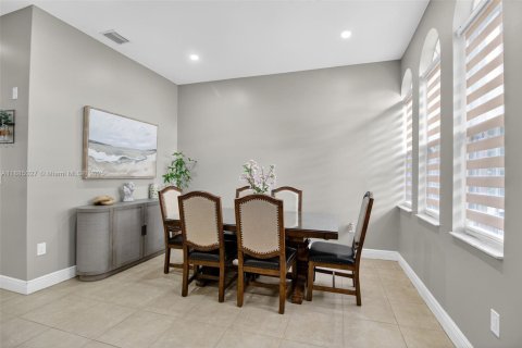House in Miami, Florida 3 bedrooms, 145.02 sq.m. № 1930272 - photo 7