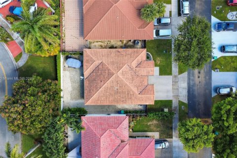 House in Miami, Florida 3 bedrooms, 145.02 sq.m. № 1930272 - photo 3