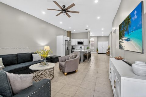 House in Miami, Florida 3 bedrooms, 145.02 sq.m. № 1930272 - photo 6