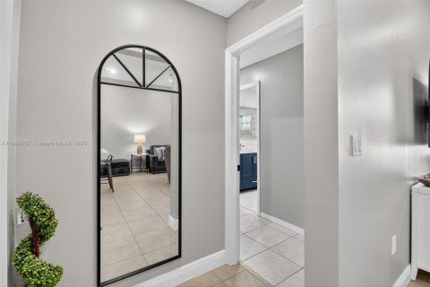 House in Miami, Florida 3 bedrooms, 145.02 sq.m. № 1930272 - photo 11