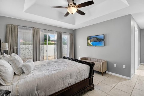 House in Miami, Florida 3 bedrooms, 145.02 sq.m. № 1930272 - photo 16