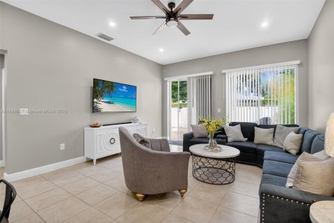 House in Miami, Florida 3 bedrooms, 145.02 sq.m. № 1930272 - photo 5
