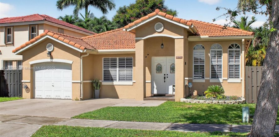House in Miami, Florida 3 bedrooms, 145.02 sq.m. № 1930272