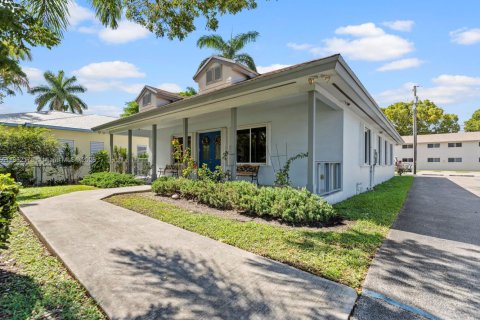 Commercial property in Homestead, Florida № 1890469 - photo 1