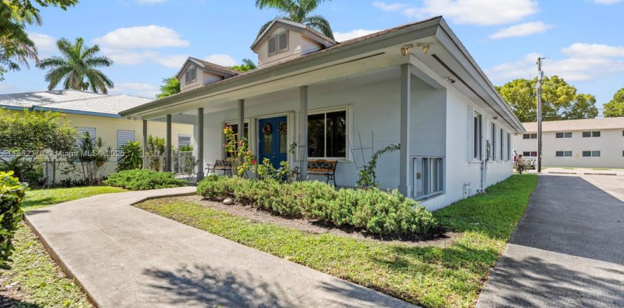 Commercial property in Homestead, Florida № 1890469