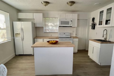 House in Fort Lauderdale, Florida 2 bedrooms, 75.81 sq.m. № 2008334 - photo 16