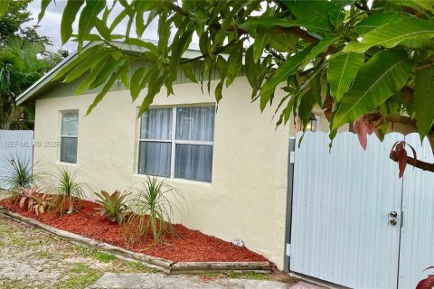 House in Fort Lauderdale, Florida 2 bedrooms, 75.81 sq.m. № 2008334