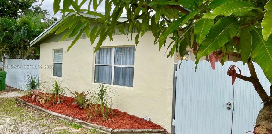 House in Fort Lauderdale, Florida 2 bedrooms, 75.81 sq.m. № 2008334