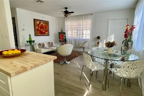 House in Fort Lauderdale, Florida 2 bedrooms, 75.81 sq.m. № 2008334 - photo 11