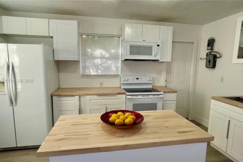 House in Fort Lauderdale, Florida 2 bedrooms, 75.81 sq.m. № 2008334 - photo 14