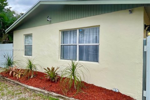 House in Fort Lauderdale, Florida 2 bedrooms, 75.81 sq.m. № 2008334 - photo 4