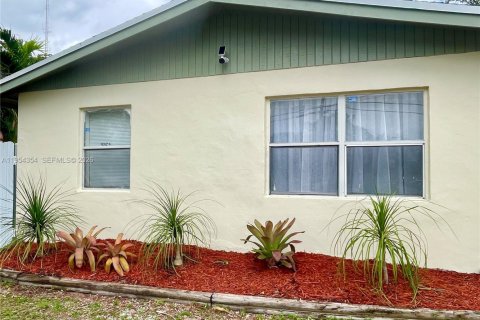 House in Fort Lauderdale, Florida 2 bedrooms, 75.81 sq.m. № 2008334 - photo 2