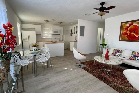 House in Fort Lauderdale, Florida 2 bedrooms, 75.81 sq.m. № 2008334 - photo 13