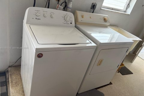 Снять в аренду виллу или дом в Холливуд, Флорида 3 спальни, 147.81м2, № 2066348 - фото 8