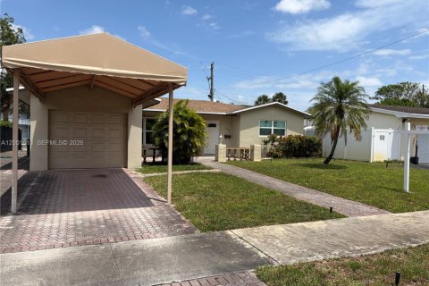 Снять в аренду виллу или дом в Холливуд, Флорида 3 спальни, 147.81м2, № 2066348 - фото 2