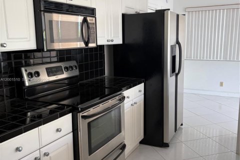 Снять в аренду виллу или дом в Холливуд, Флорида 3 спальни, 147.81м2, № 2066348 - фото 3