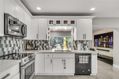 Villa ou maison à vendre à Tamarac, Floride: 3 chambres, 194.44 m2 № 1710534 - photo 10