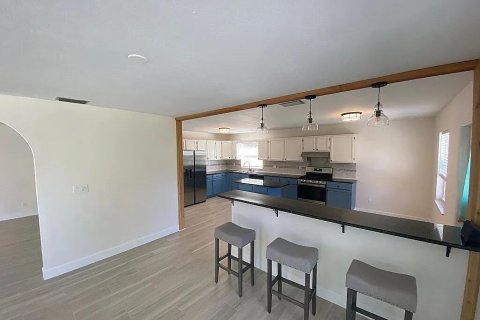 House in Stuart, Florida 4 bedrooms, 217.58 sq.m. № 2082190 - photo 2