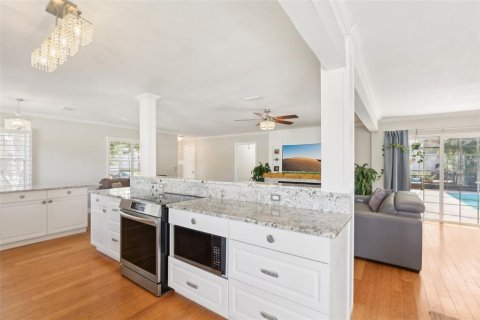 House in Largo, Florida 4 bedrooms, 162.21 sq.m. № 1759226 - photo 7