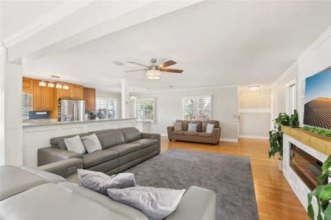 House in Largo, Florida 4 bedrooms, 162.21 sq.m. № 1759226 - photo 10