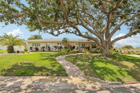 House in Largo, Florida 4 bedrooms, 162.21 sq.m. № 1759226 - photo 1