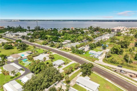 Commercial property in Punta Gorda, Florida 255.67 sq.m. № 2394273 - photo 3