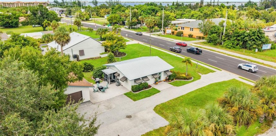 Commercial property in Punta Gorda, Florida 255.67 sq.m. № 2394273