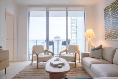 Condominio en alquiler en Miami, Florida, 1 dormitorio, 65.12 m2 № 1938105 - foto 1