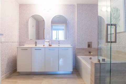 Condo in Miami, Florida, 1 bedroom  № 1938105 - photo 12