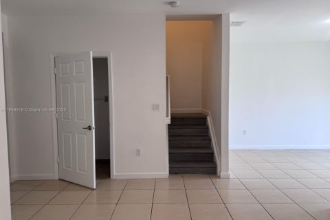 Снять в аренду таунхаус в Хомстед, Флорида 3 спальни, 145.48м2, № 1955043 - фото 8