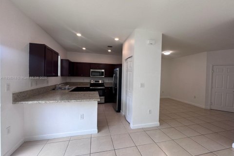 Снять в аренду таунхаус в Хомстед, Флорида 3 спальни, 145.48м2, № 1955043 - фото 4