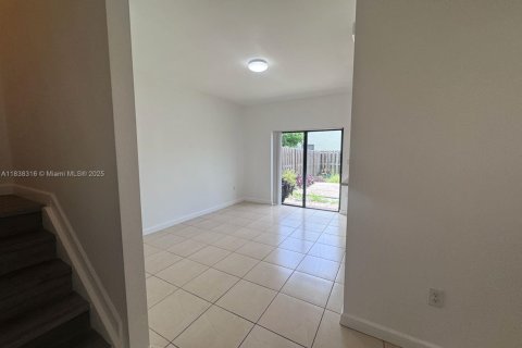 Снять в аренду таунхаус в Хомстед, Флорида 3 спальни, 145.48м2, № 1955043 - фото 6