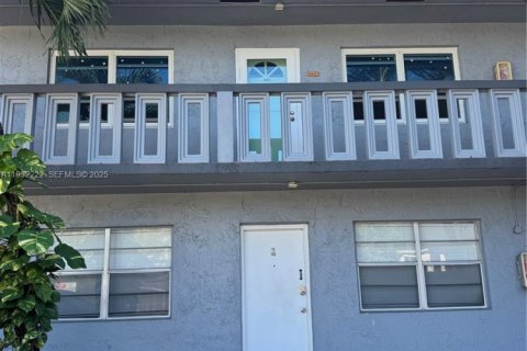 Снять в аренду кондоминиум в Дания-Бич, Флорида 2 спальни, 69.96м2, № 1990801 - фото 1