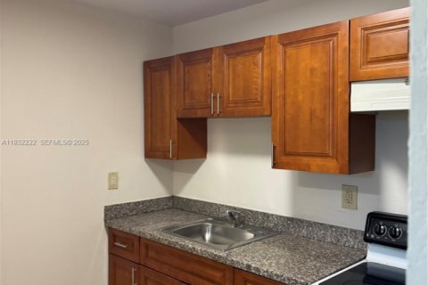 Снять в аренду кондоминиум в Дания-Бич, Флорида 2 спальни, 69.96м2, № 1990801 - фото 6