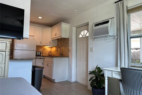 House in Seminole, Florida 2 bedrooms, 80.64 sq.m. № 2312707 - photo 9
