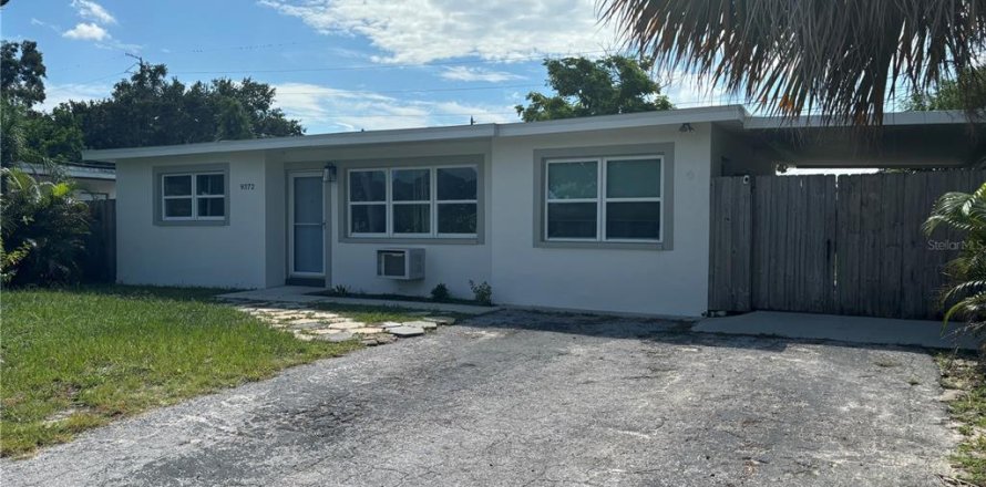 House in Seminole, Florida 2 bedrooms, 80.64 sq.m. № 2312707