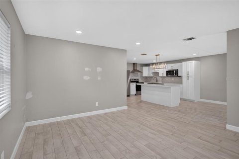 House in Tampa, Florida 3 bedrooms, 156.45 sq.m. № 2277158 - photo 8