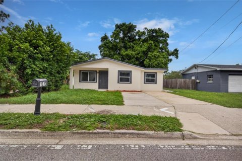 House in Tampa, Florida 3 bedrooms, 156.45 sq.m. № 2277158 - photo 2