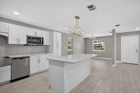 House in Tampa, Florida 3 bedrooms, 156.45 sq.m. № 2277158 - photo 9
