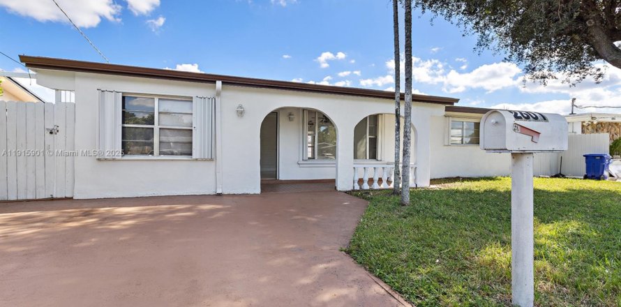 Дом в Мирамар, Флорида 4 спальни, 139.91м2 № 1974072