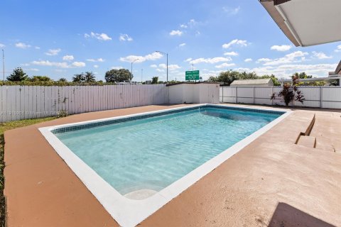 Купить виллу или дом в Мирамар, Флорида 4 спальни, 139.91м2, № 1974072 - фото 11