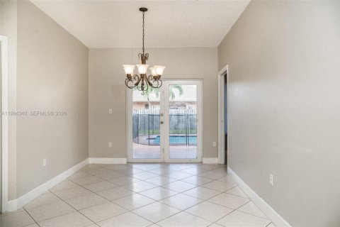 Снять в аренду виллу или дом в Майами, Флорида 4 спальни, 186.36м2, № 2045508 - фото 4