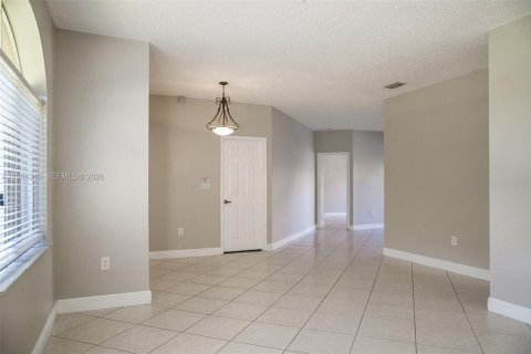 Снять в аренду виллу или дом в Майами, Флорида 4 спальни, 186.36м2, № 2045508 - фото 3