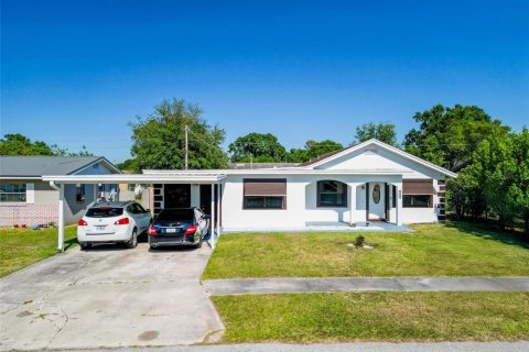 House in Winter Haven, Florida 4 bedrooms, 178.37 sq.m. № 1650925 - photo 1