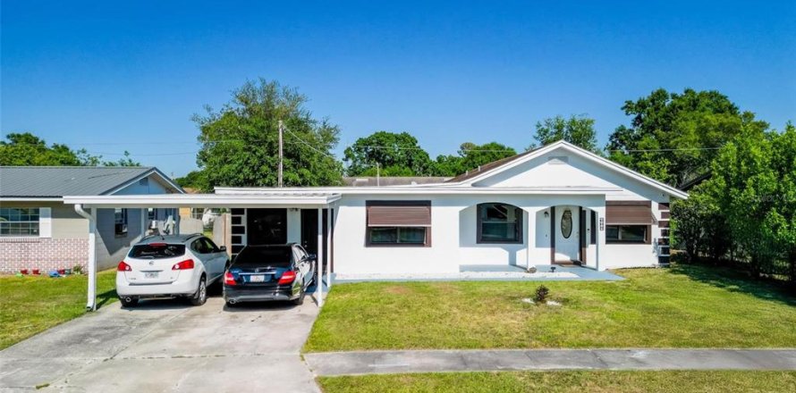 House in Winter Haven, Florida 4 bedrooms, 178.37 sq.m. № 1650925