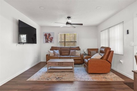 House in Winter Haven, Florida 4 bedrooms, 178.37 sq.m. № 1650925 - photo 2
