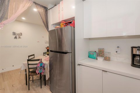 Villa ou maison à louer à Miami, Floride: 2 chambres, 132.66 m2 № 2027157 - photo 8