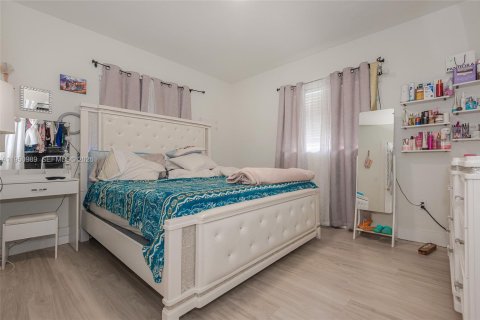 Villa ou maison à louer à Miami, Floride: 2 chambres, 132.66 m2 № 2027157 - photo 13